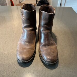 Casual brown booties